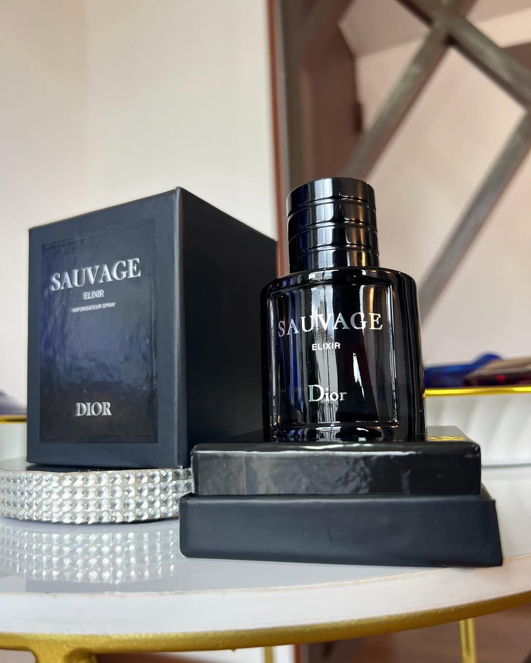 3 PERFUMES + 3 OBSEQUIO (212 Vip Black - Born in roma - Sauvage Elixir + Perfumero)